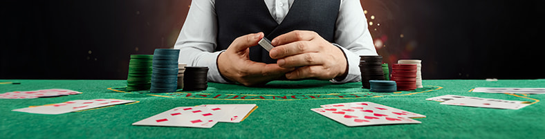 Dealer mieša karty pri blackjacku v online kasíne